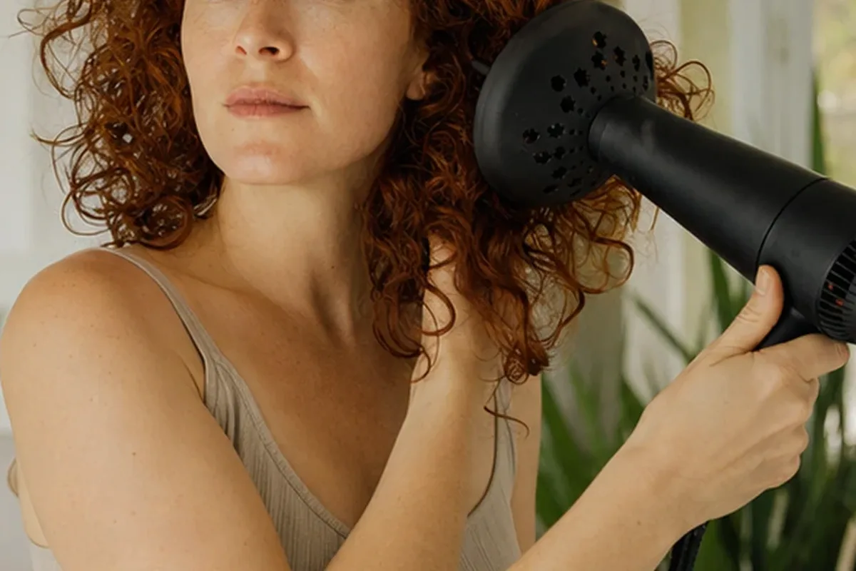 Emotionaler und authentischer Anwendungsmoment rund um Volumenspray bei Frizz