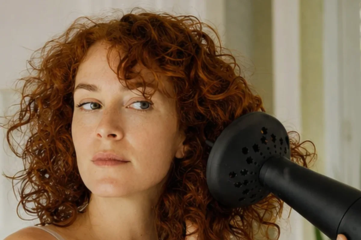 Authentischer Wohlfühlmoment passend zum Beauty-Thema Haaröl für trockenes Haar