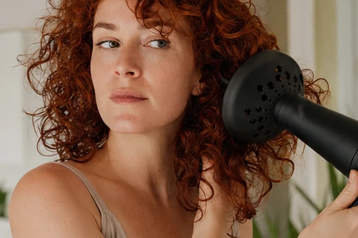 Authentischer Wohlfühlmoment passend zum Beauty-Thema Lockencreme bei Frizz