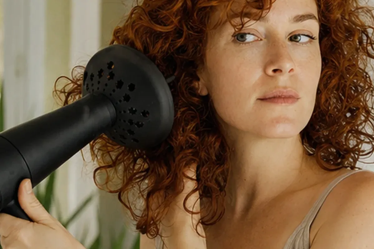 Authentischer Wohlfühlmoment passend zum Beauty-Thema Silbershampoo für strapaziertes Haar