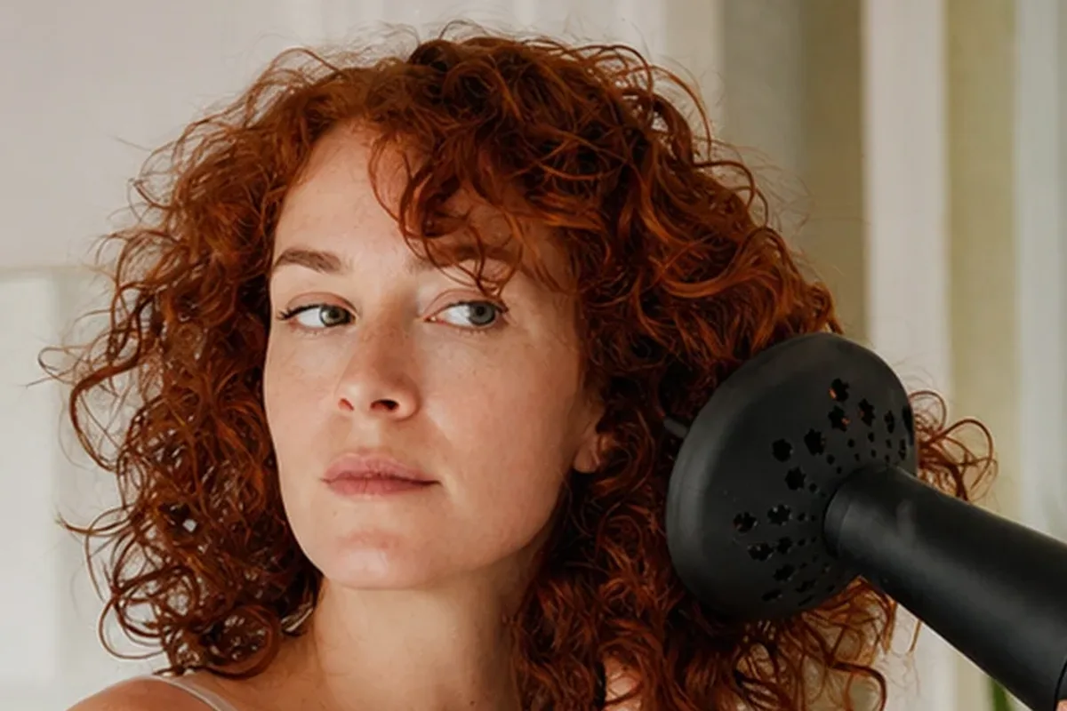 Hochwertige Beauty-Inszenierung zu Auswahlkriterien für Hitzeschutz für empfindliche Kopfhaut