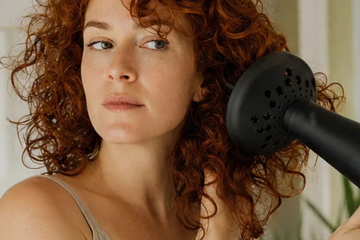 Redaktioneller Beauty-Moment zur Ausgangslage bei Haartrockner bei Frizz