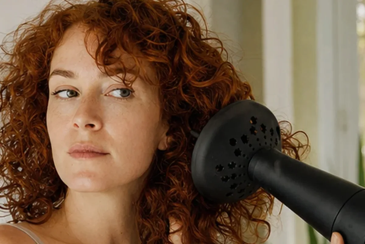 Authentische Beauty-Routine passend zum Thema Haarmaske für strapaziertes Haar