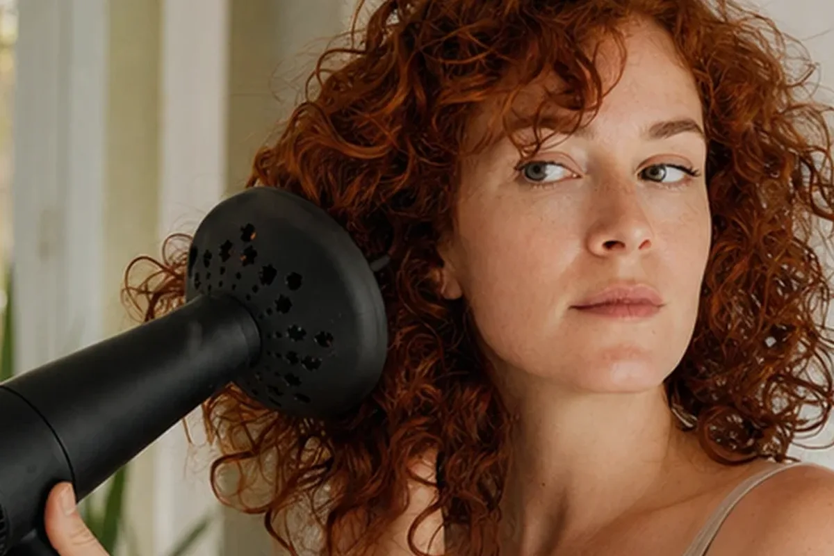 Authentische Beauty-Routine passend zum Thema Hitzeschutz für lockiges Haar