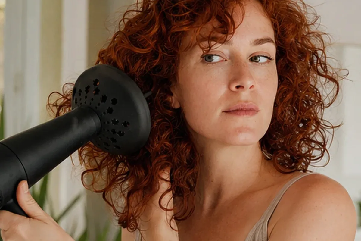 Authentische Beauty-Routine passend zum Thema Anti-Frizz-Pflege für trockenes Haar