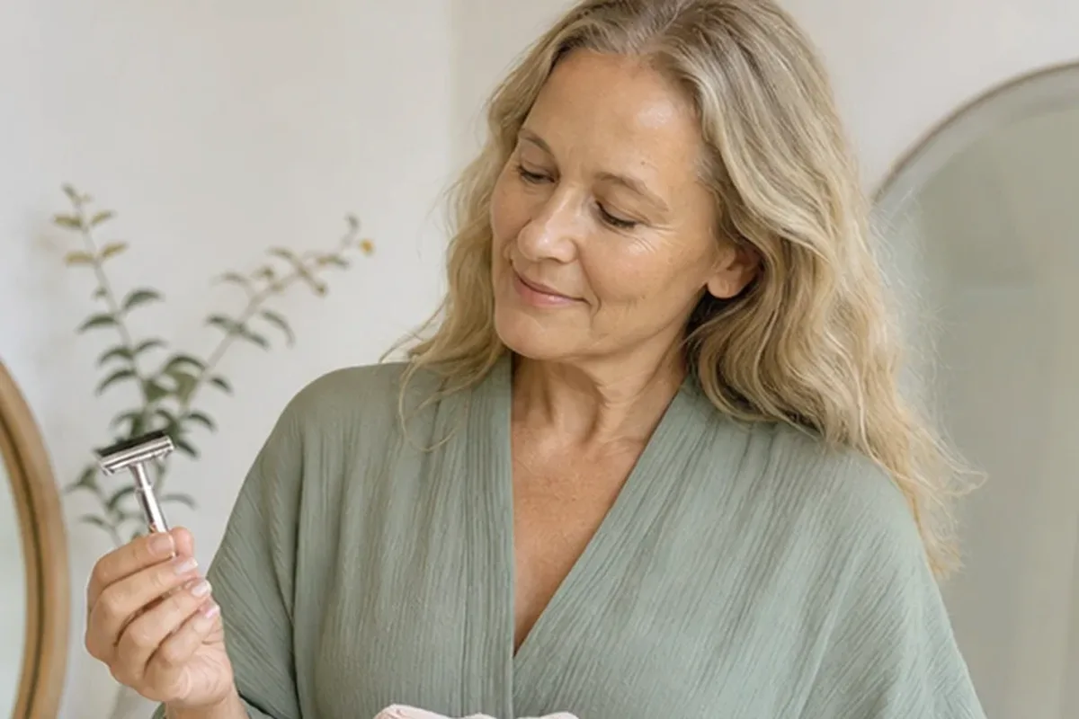 Authentischer Wohlfühlmoment passend zum Beauty-Thema Nassrasierer für eine schnelle Anwendung