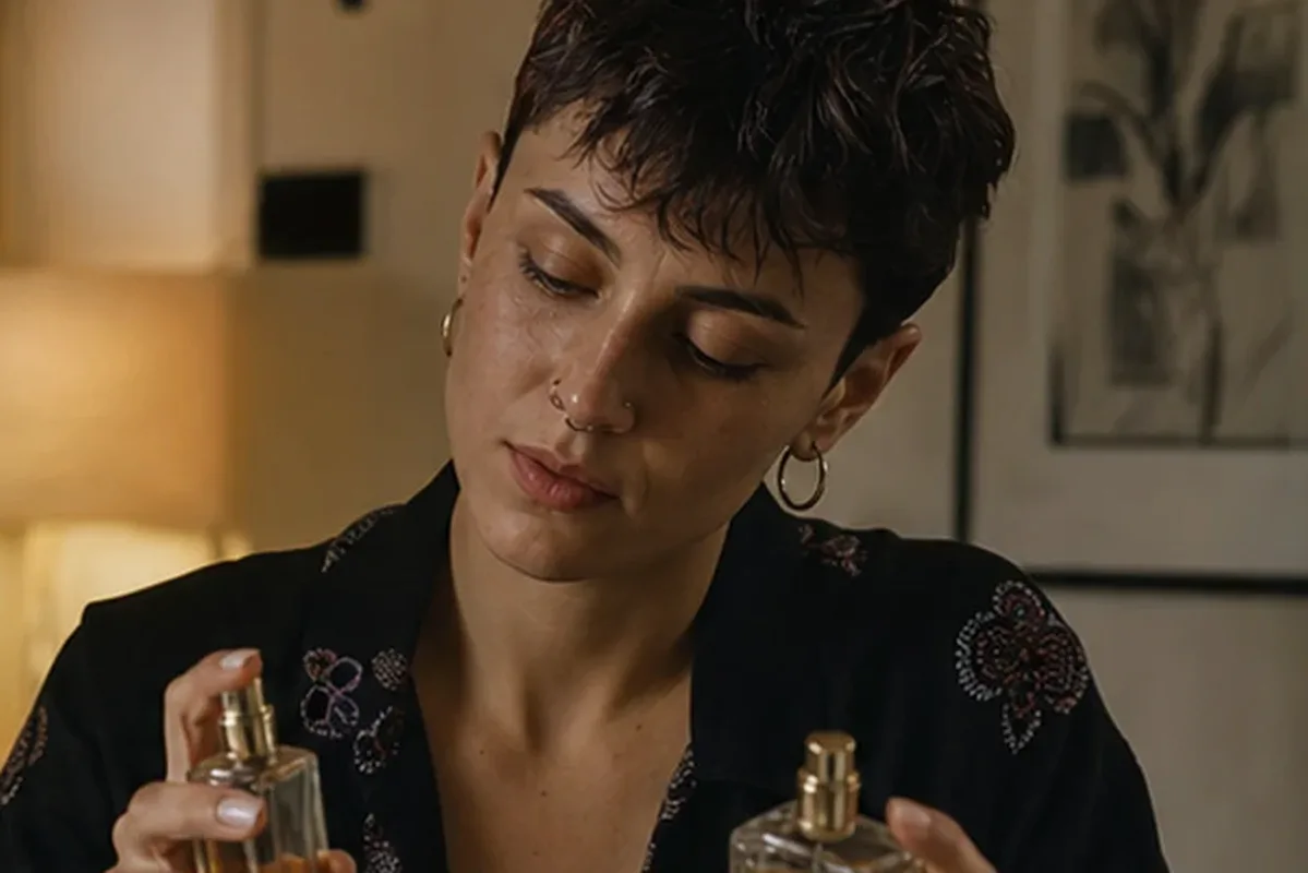 Authentischer Wohlfühlmoment passend zum Beauty-Thema Unisex-Parfum für einen eleganten Stil