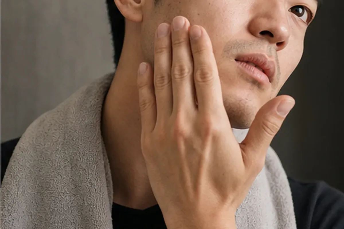 Emotionaler und authentischer Anwendungsmoment rund um Männer-Deodorant für fettige Haut