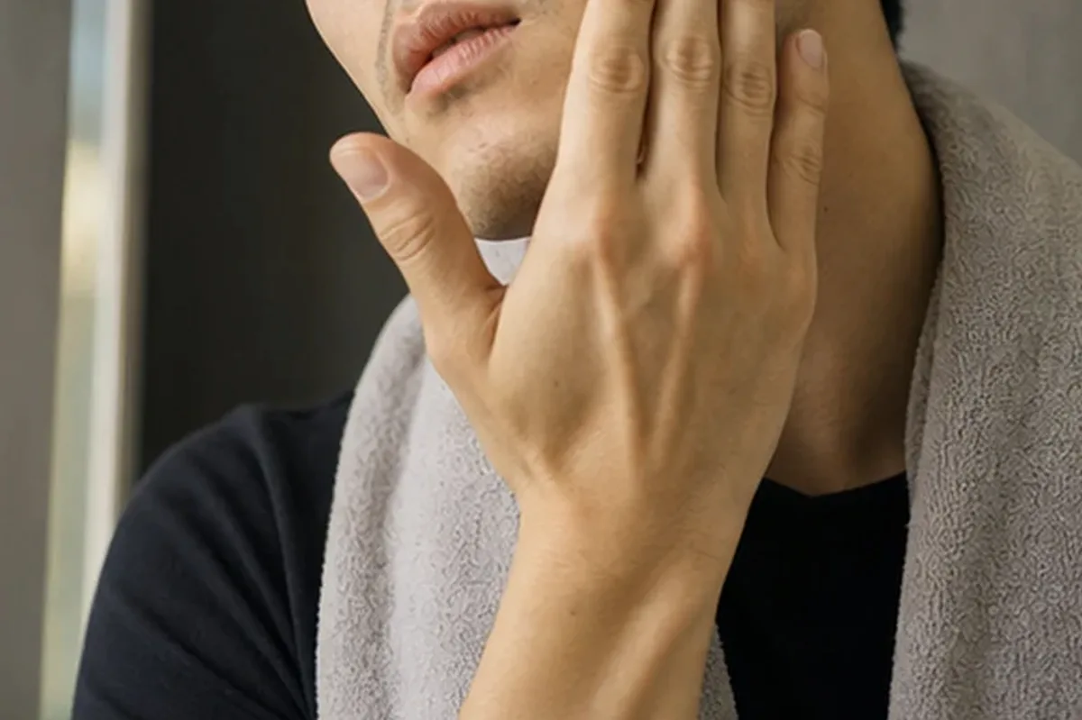 Authentischer Wohlfühlmoment passend zum Beauty-Thema Männer-Körperpflege für empfindliche Haut