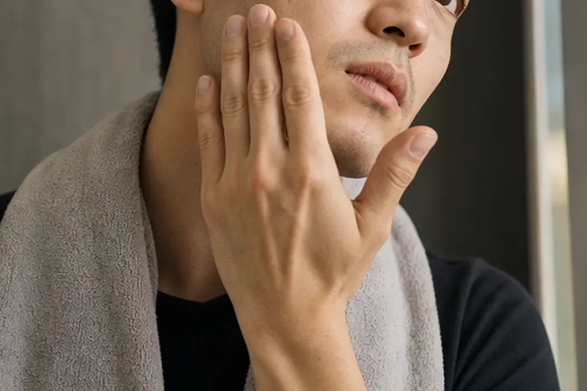 Authentischer Wohlfühlmoment passend zum Beauty-Thema Männer-Gesichtscreme für empfindliche Haut