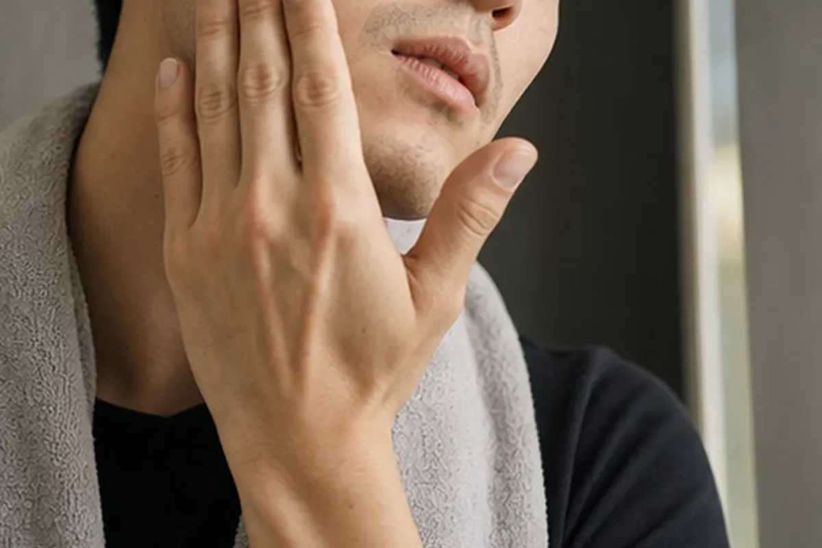 Authentische Beauty-Routine passend zum Thema Männer-Sonnenschutz für empfindliche Haut