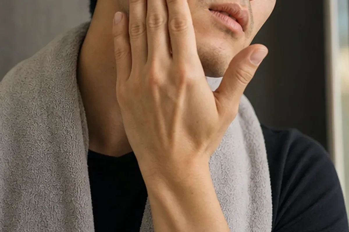 Emotionaler und authentischer Anwendungsmoment rund um Männer-Gesichtscreme für trockene Haut