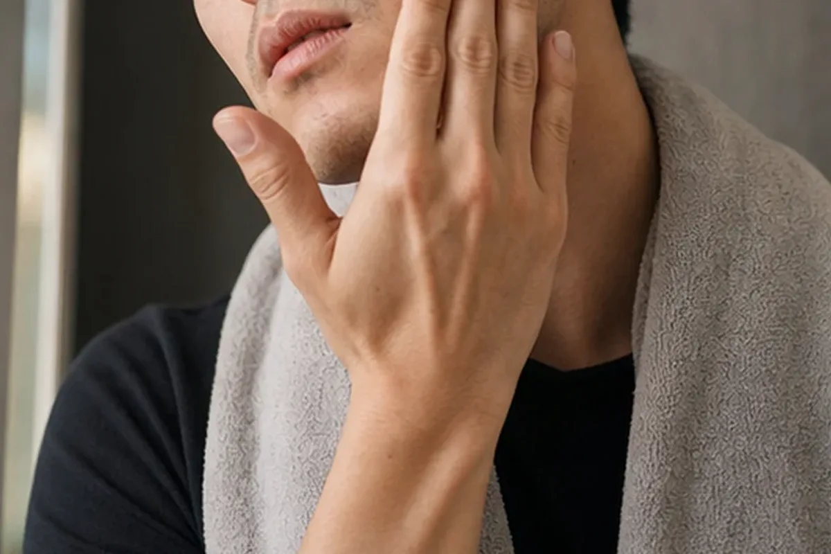 Authentische Beauty-Routine passend zum Thema Männer-Körperpflege für trockene Haut