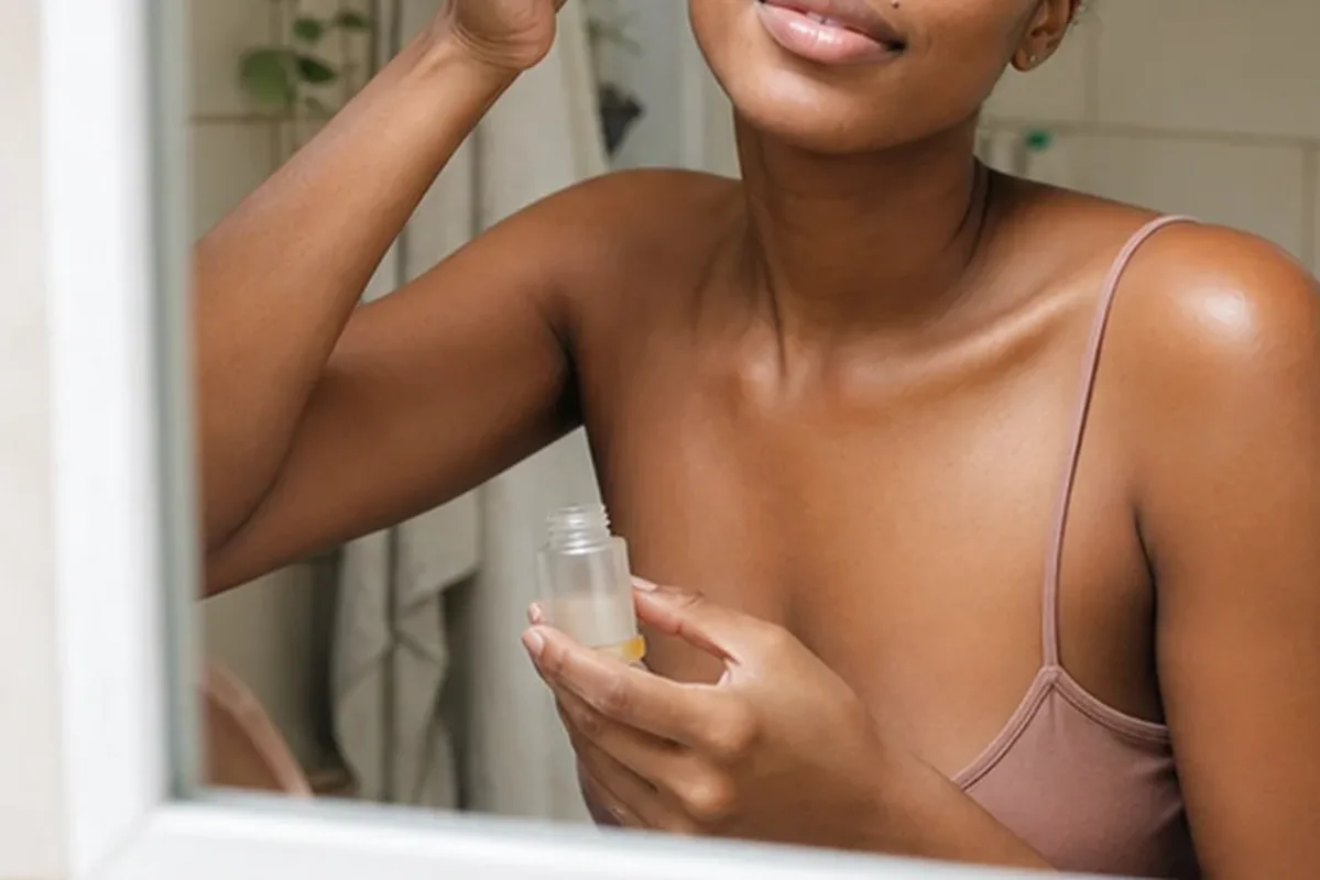 Authentischer Wohlfühlmoment passend zum Beauty-Thema Mizellenwasser bei Pigmentflecken