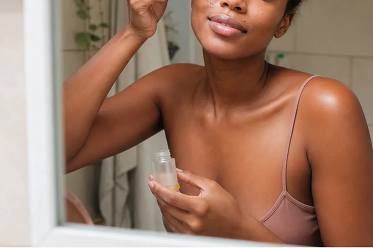 Authentischer Wohlfühlmoment passend zum Beauty-Thema Chemisches Peeling für trockene Haut