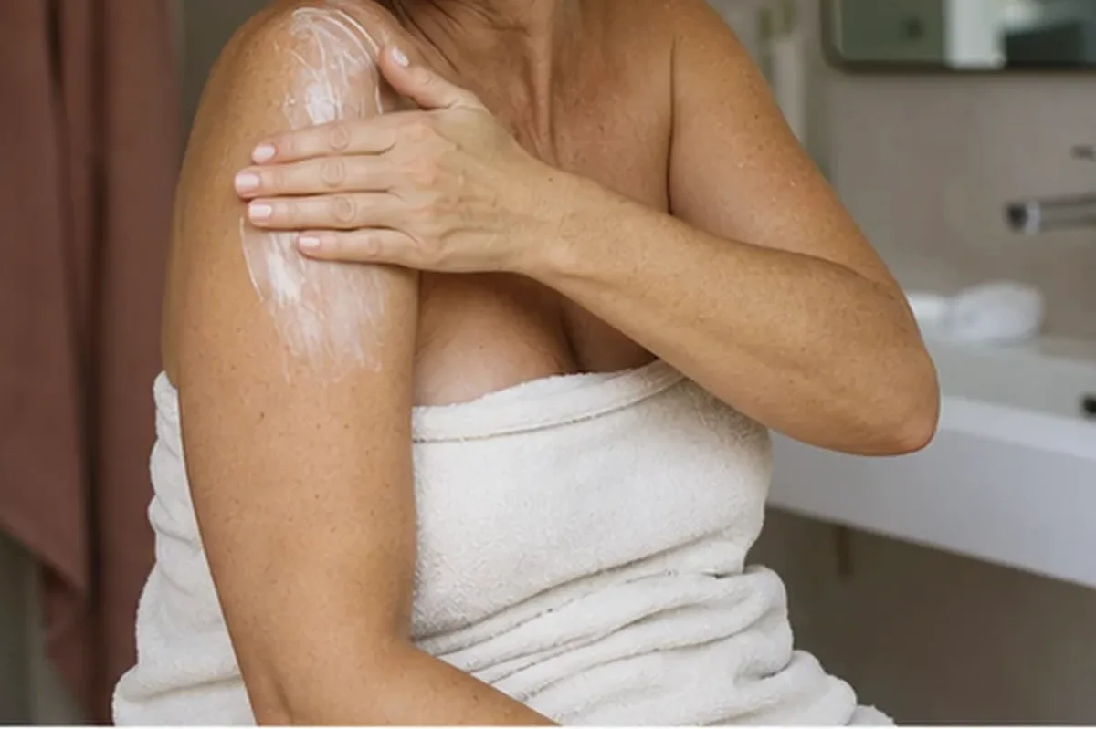 Authentischer Wohlfühlmoment passend zum Beauty-Thema Selbstbräuner für raue Haut