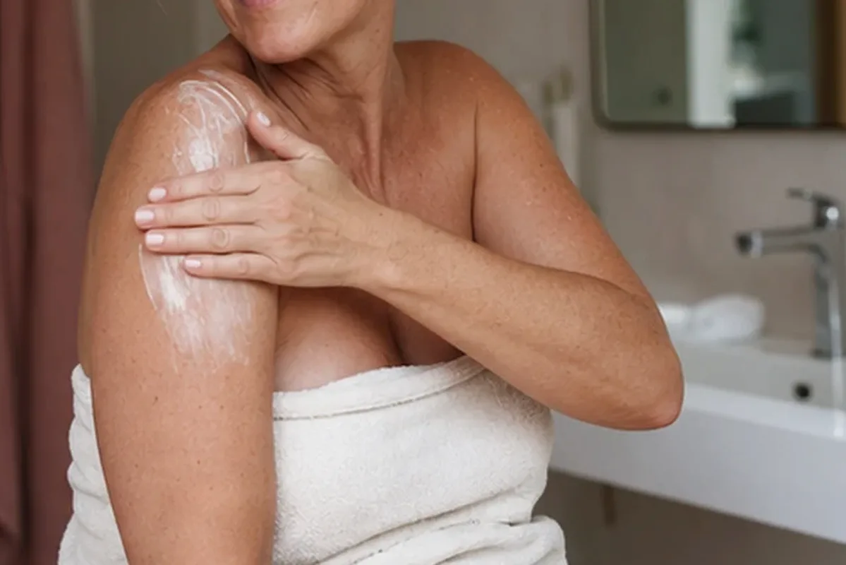 Authentischer Wohlfühlmoment passend zum Beauty-Thema Body Butter bei brüchigen Nägeln