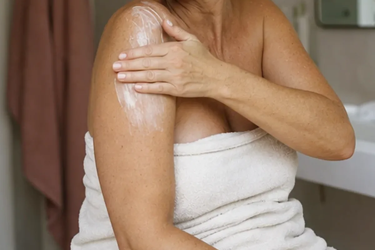 Hochwertige Beauty-Inszenierung zu Auswahlkriterien für Körperöl bei Keratosis pilaris