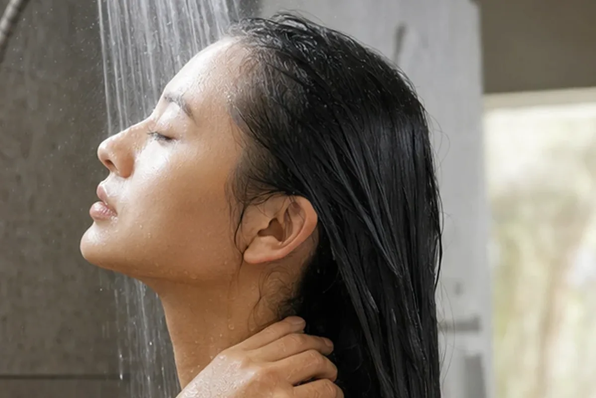 Emotionaler und authentischer Anwendungsmoment rund um Lockencreme für trockenes Haar