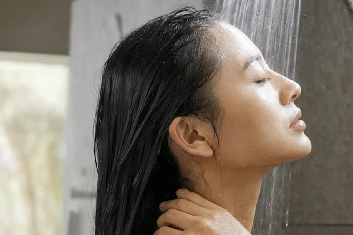 Emotionaler und authentischer Anwendungsmoment rund um Lockencreme bei Frizz
