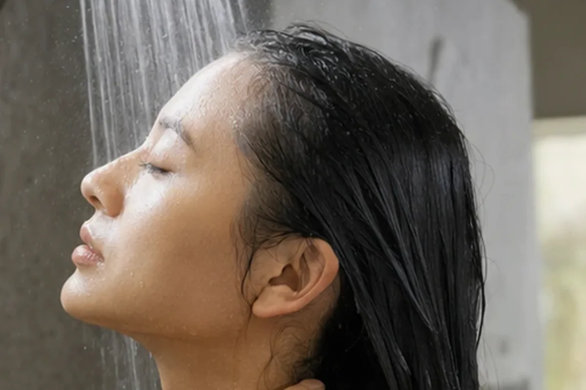 Emotionaler und authentischer Anwendungsmoment rund um Conditioner bei Haarbruch