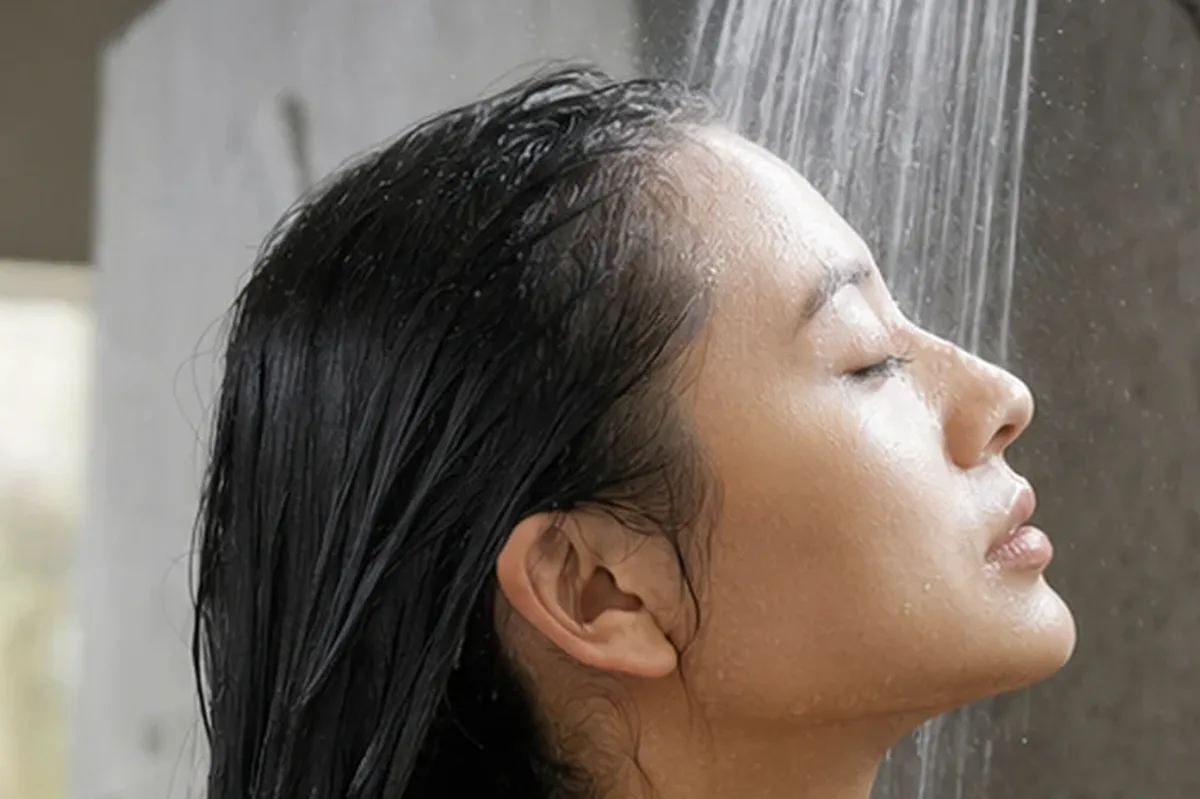 Emotionaler und authentischer Anwendungsmoment rund um Tiefenreinigungsshampoo für empfindliche Kopfhaut