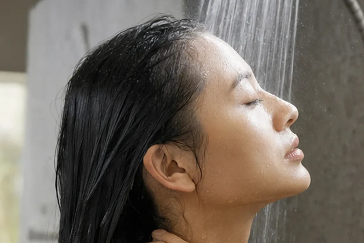 Emotionaler und authentischer Anwendungsmoment rund um Tiefenreinigungsshampoo bei Frizz