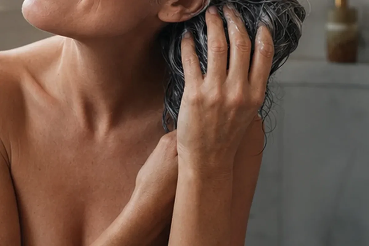 Authentischer Wohlfühlmoment passend zum Beauty-Thema Volumenspray für empfindliche Kopfhaut