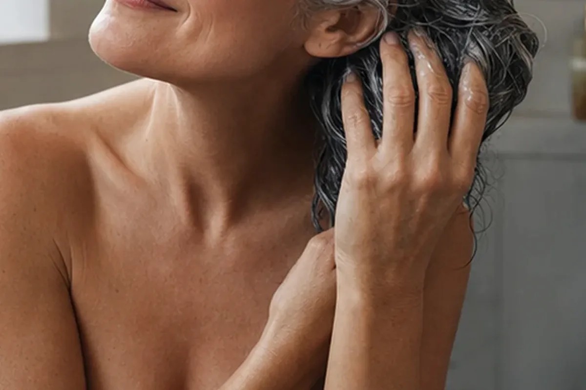 Authentischer Wohlfühlmoment passend zum Beauty-Thema Lockencreme für feines Haar