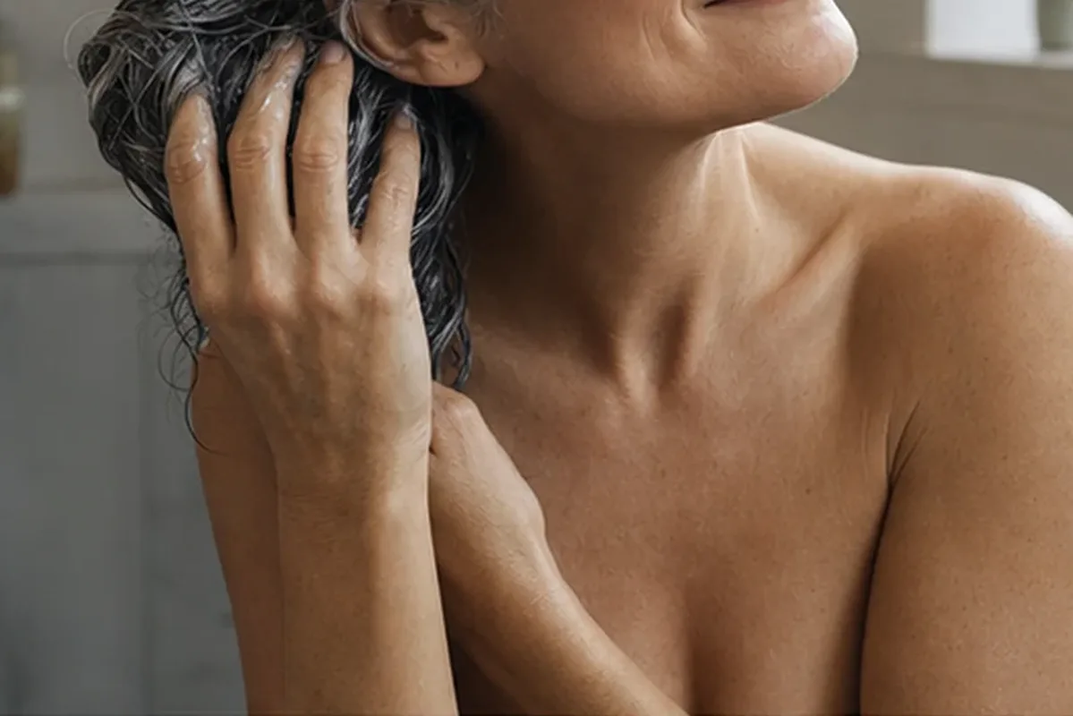 Hochwertige Beauty-Inszenierung zu Auswahlkriterien für Haarmaske für strapaziertes Haar