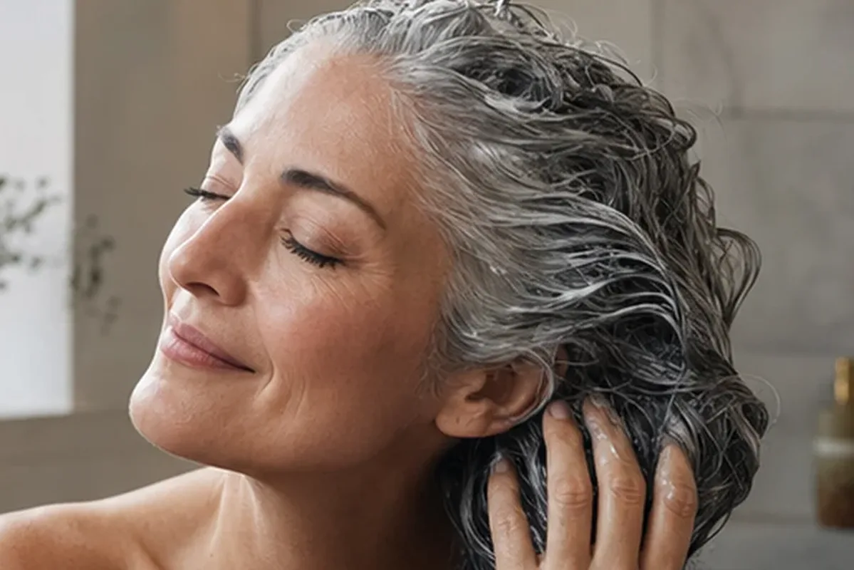 Redaktioneller Beauty-Moment zur Ausgangslage bei Lockencreme bei Frizz