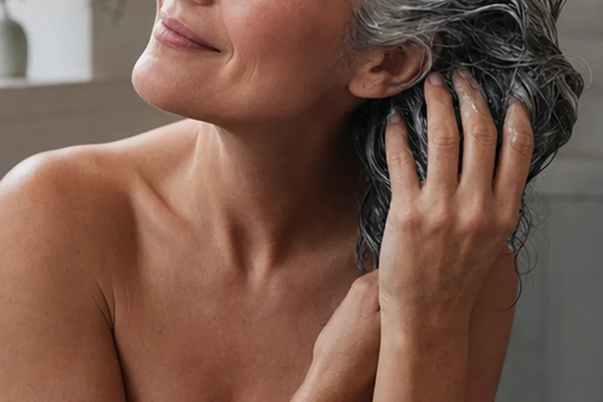 Emotionaler und authentischer Anwendungsmoment rund um Mildes Shampoo bei Frizz