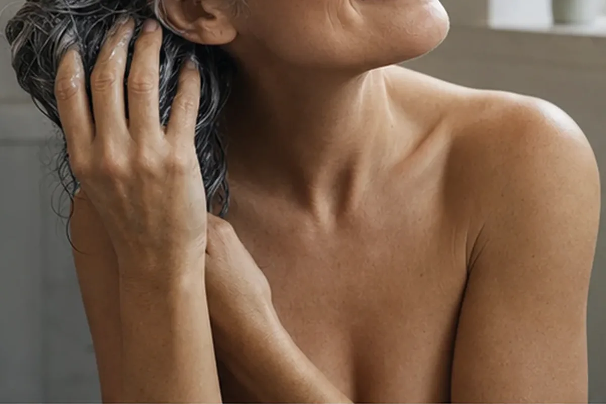 Hochwertige Beauty-Inszenierung zu Auswahlkriterien für Lockencreme für lockiges Haar
