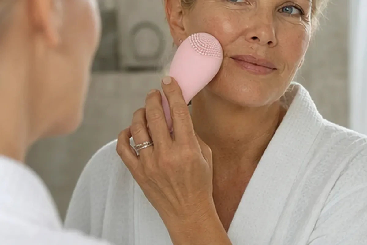 Authentische Beauty-Routine passend zum Thema Ionen-Haartrockner für feines Haar