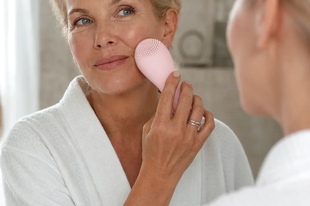 Redaktioneller Beauty-Moment zur Ausgangslage bei Gesichtsreinigungsbürste bei wenig Zeit