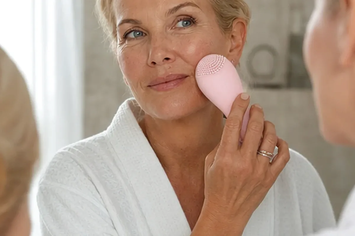 Authentischer Wohlfühlmoment passend zum Beauty-Thema Glätteisen bei kleinem Budget
