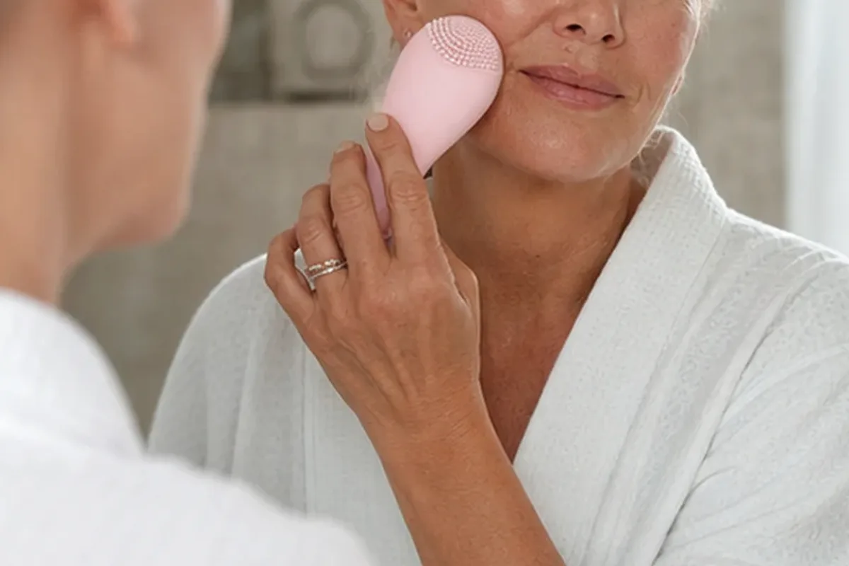 Redaktioneller Beauty-Moment zur Ausgangslage bei Ionen-Haartrockner für Reisen