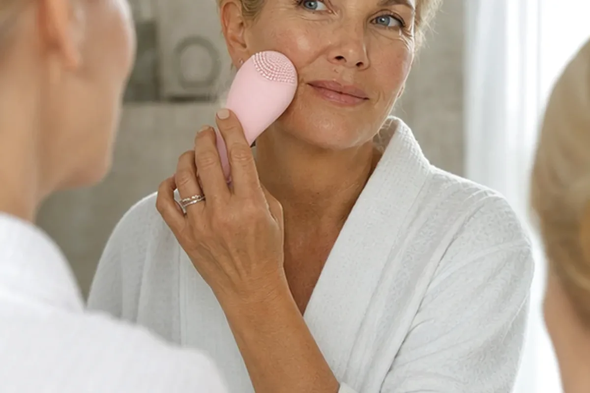Authentische Beauty-Routine passend zum Thema Mikrostrom-Gerät bei kleinem Budget