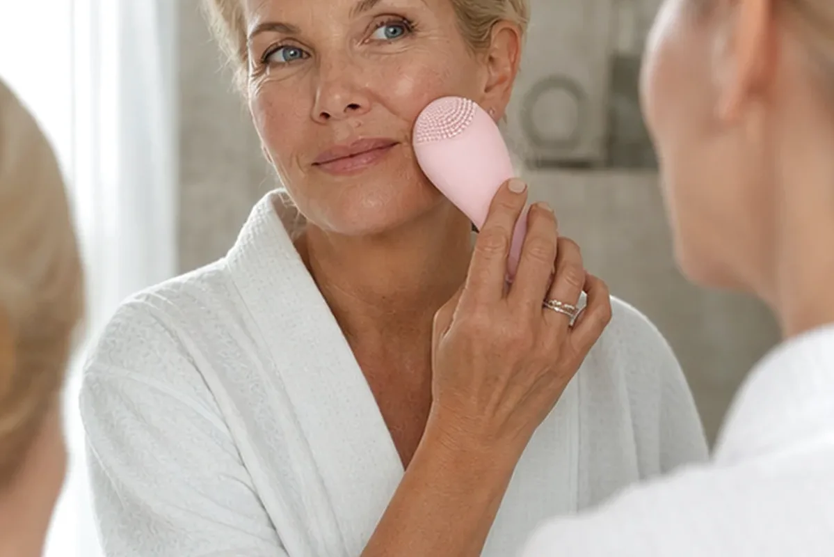 Authentischer Wohlfühlmoment passend zum Beauty-Thema Gesichtsreinigungsbürste für empfindliche Haut