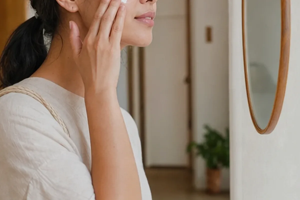 Emotionaler und authentischer Anwendungsmoment rund um Hyaluron-Serum für Mischhaut