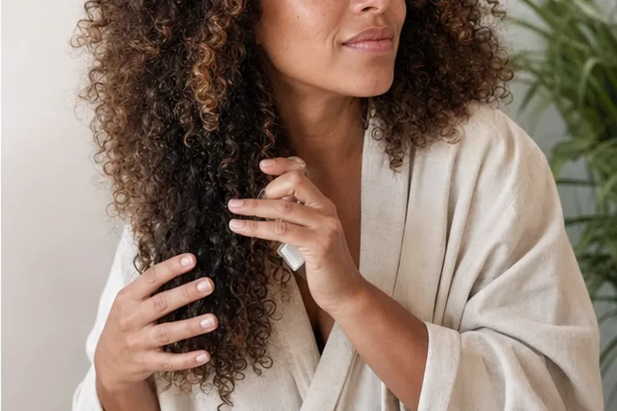 Authentische Beauty-Routine passend zum Thema Trockenshampoo für lockiges Haar