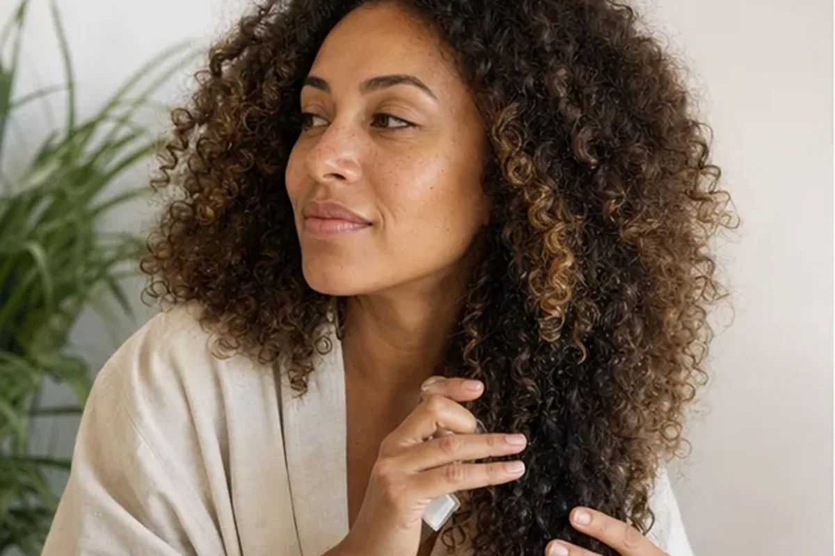 Authentischer Wohlfühlmoment passend zum Beauty-Thema Lockencreme bei Haarbruch