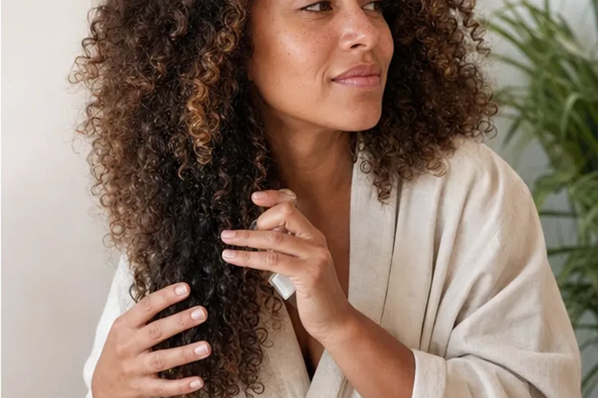 Redaktionelle Detailaufnahme zur Orientierung bei Mildes Shampoo bei Frizz