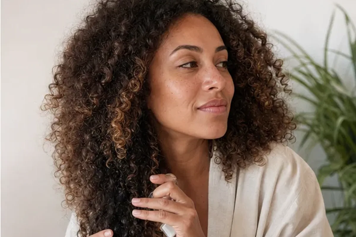 Authentische Beauty-Routine passend zum Thema Silbershampoo für empfindliche Kopfhaut