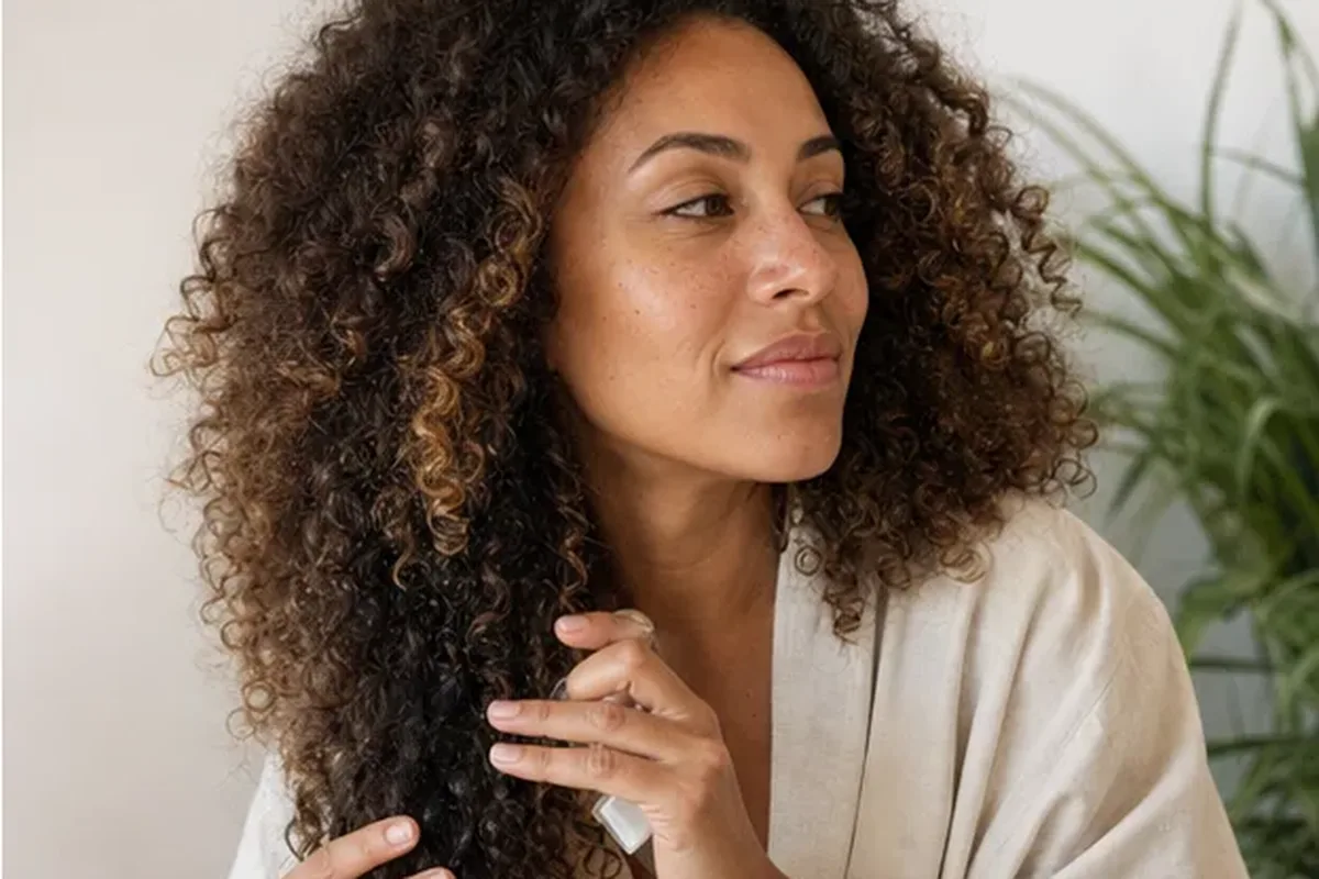 Authentischer Wohlfühlmoment passend zum Beauty-Thema Anti-Frizz-Pflege bei Frizz