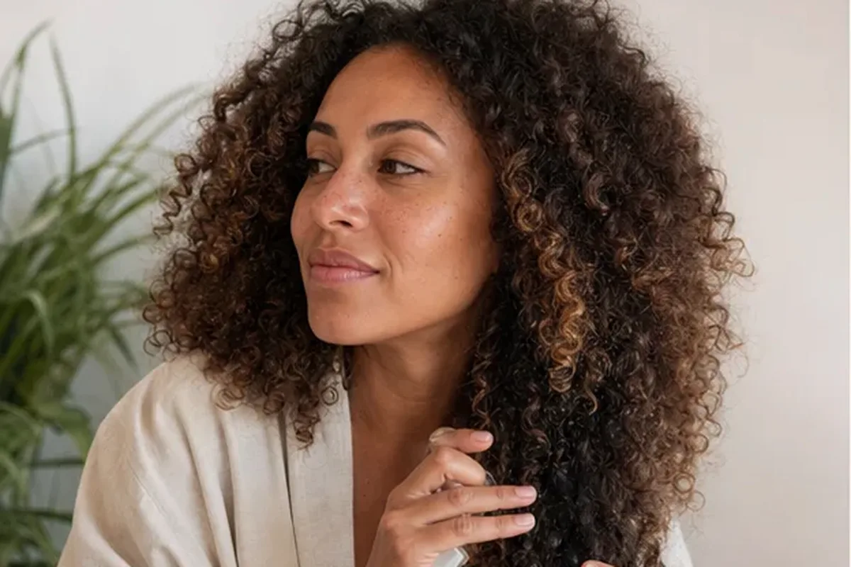 Authentischer Wohlfühlmoment passend zum Beauty-Thema Tiefenreinigungsshampoo für empfindliche Kopfhaut