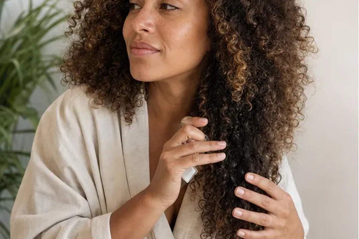 Redaktioneller Beauty-Moment zur Ausgangslage bei Leave-in-Pflege bei Frizz