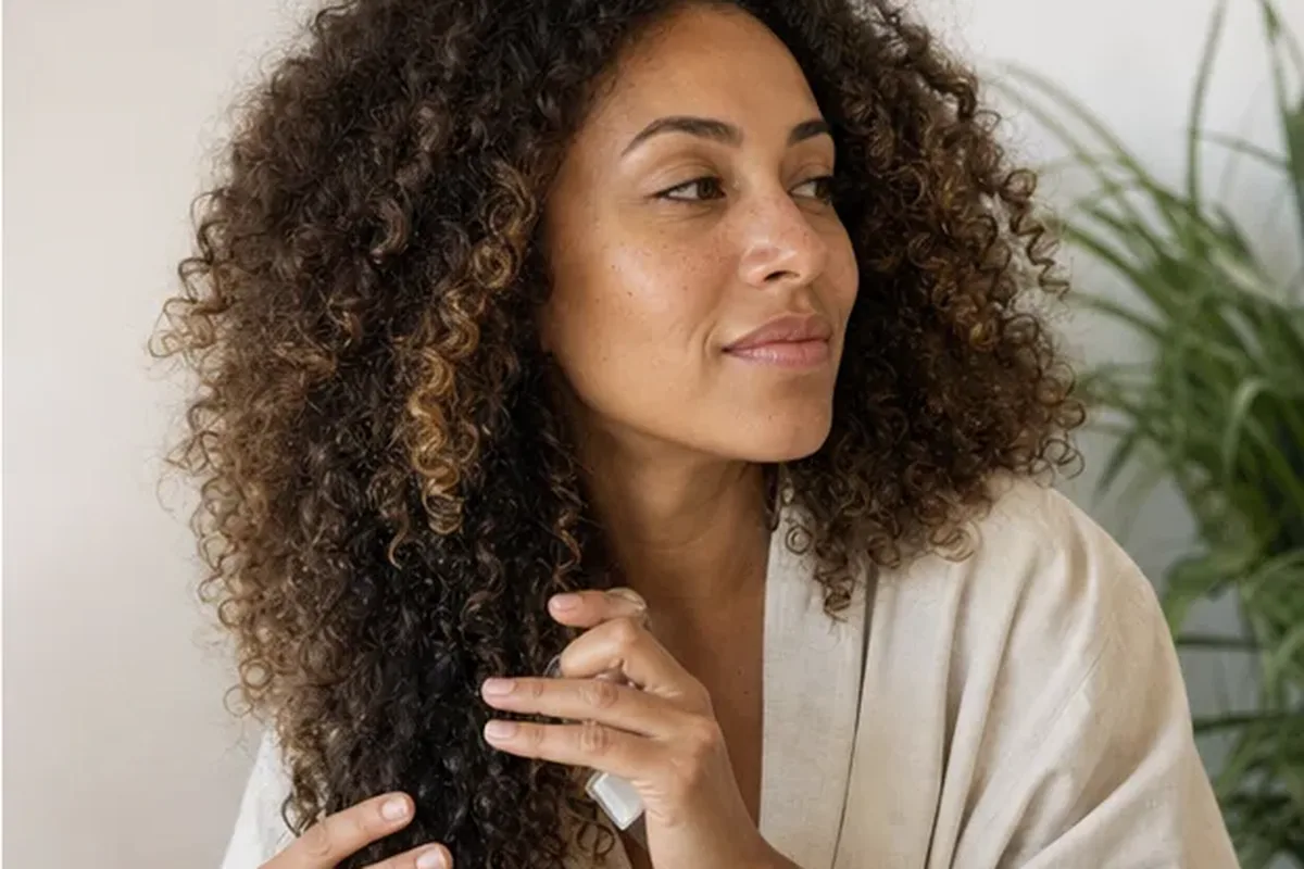 Authentische Beauty-Routine passend zum Thema Anti-Frizz-Pflege bei Haarbruch