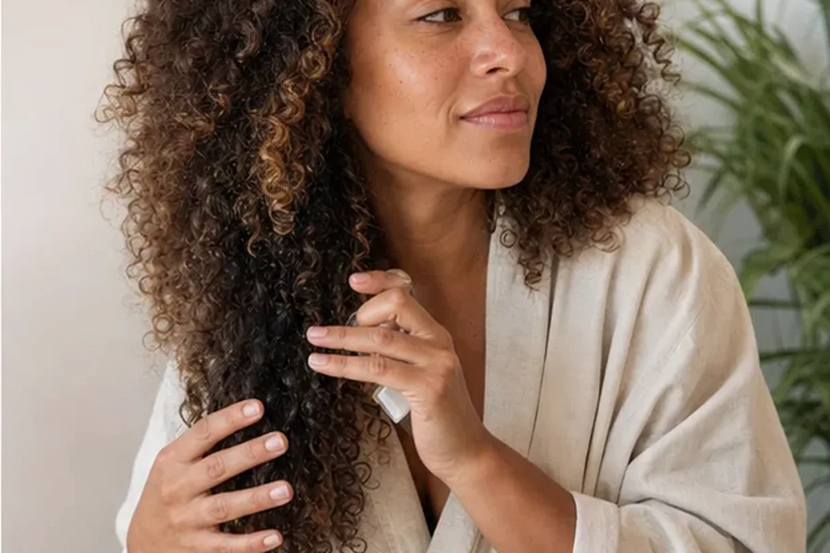 Redaktionelle Detailaufnahme zur Orientierung bei Anti-Frizz-Pflege bei Haarbruch
