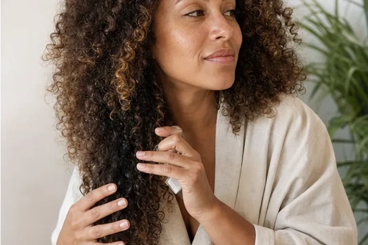 Authentische Beauty-Routine passend zum Thema Volumenspray für lockiges Haar